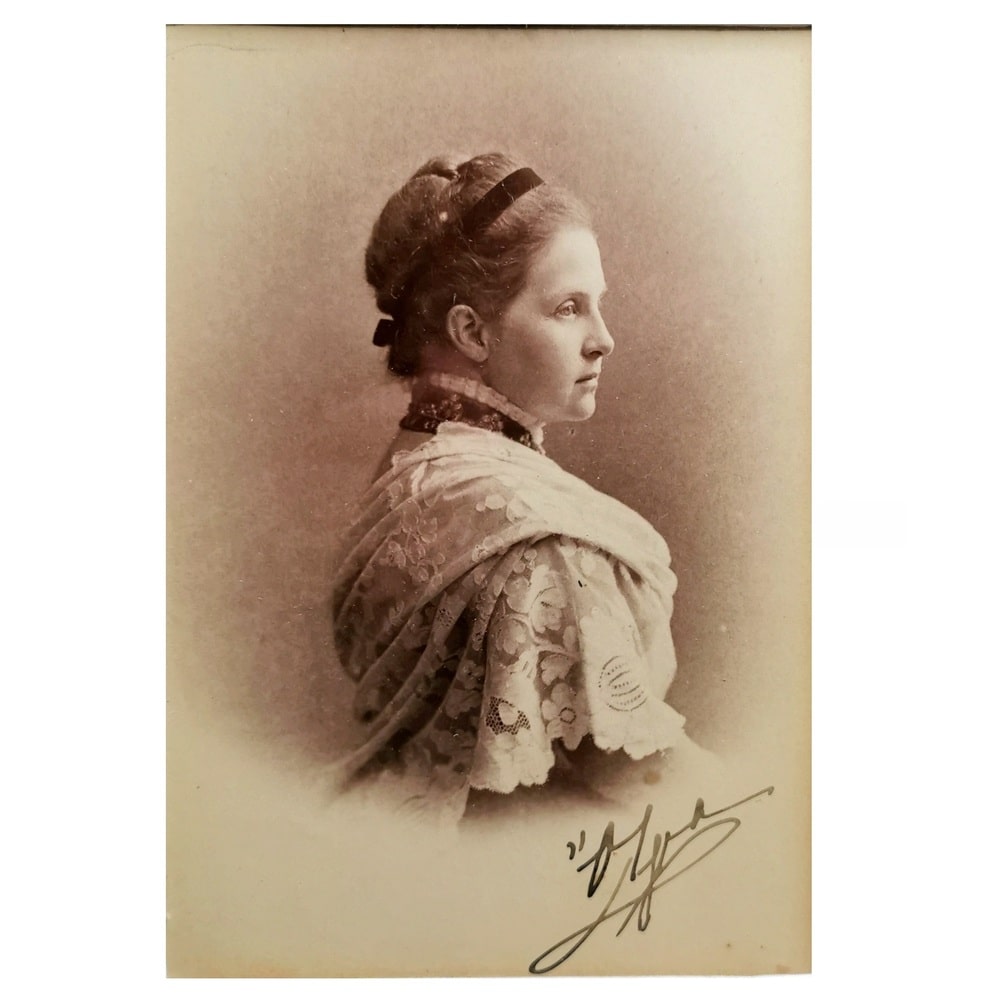 Photo of the Queen of the Greeks Olga, with handwritten signature